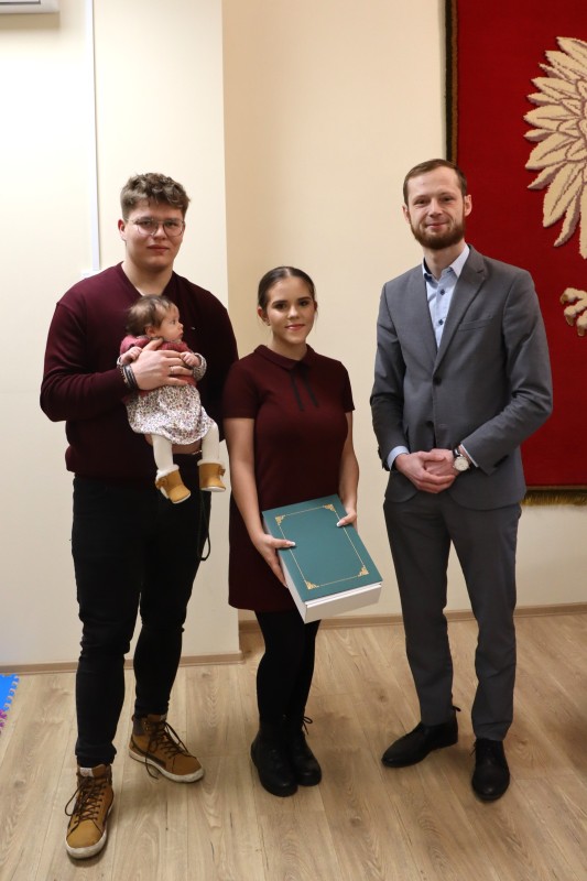 Spotkanie burmistrza miasta z dziećmi urodzonymi w październiku, listopadzie i grudniu 2024 r. Spotkanie w urzędzie stanu cywilnego