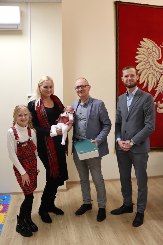 Spotkanie burmistrza miasta z dziećmi urodzonymi w październiku, listopadzie i grudniu 2024 r. Spotkanie w urzędzie stanu cywilnego