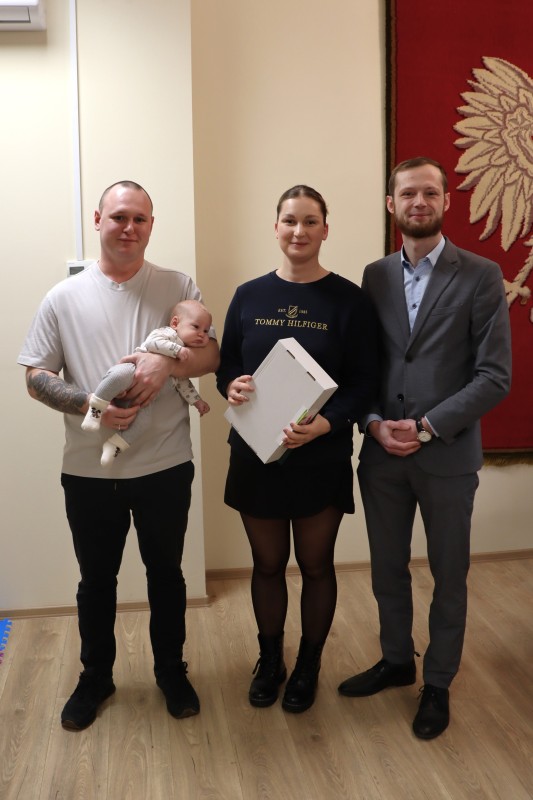 Spotkanie burmistrza miasta z dziećmi urodzonymi w październiku, listopadzie i grudniu 2024 r. Spotkanie w urzędzie stanu cywilnego