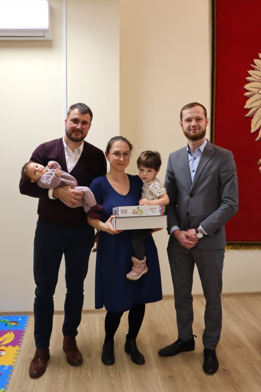 Spotkanie burmistrza miasta z dziećmi urodzonymi w październiku, listopadzie i grudniu 2024 r. Spotkanie w urzędzie stanu cywilnego
