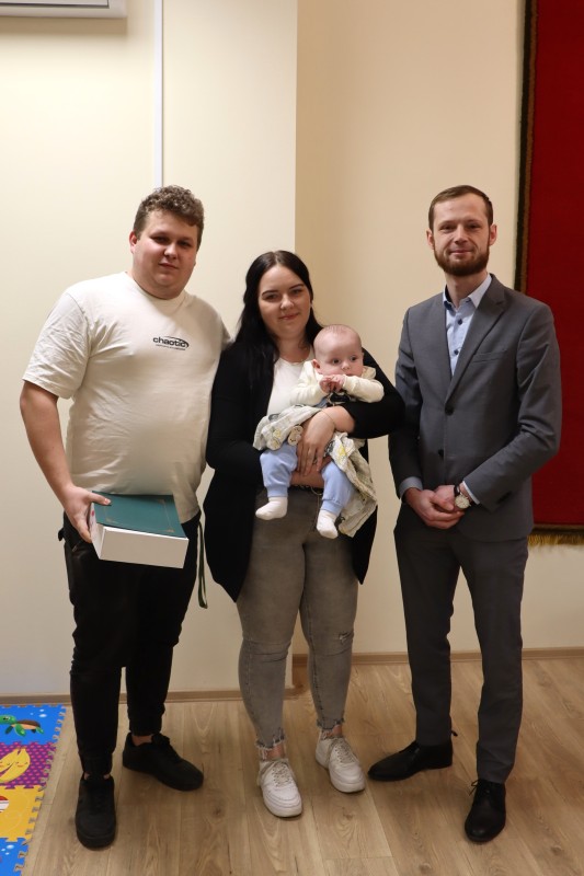 Spotkanie burmistrza miasta z dziećmi urodzonymi w październiku, listopadzie i grudniu 2024 r. Spotkanie w urzędzie stanu cywilnego