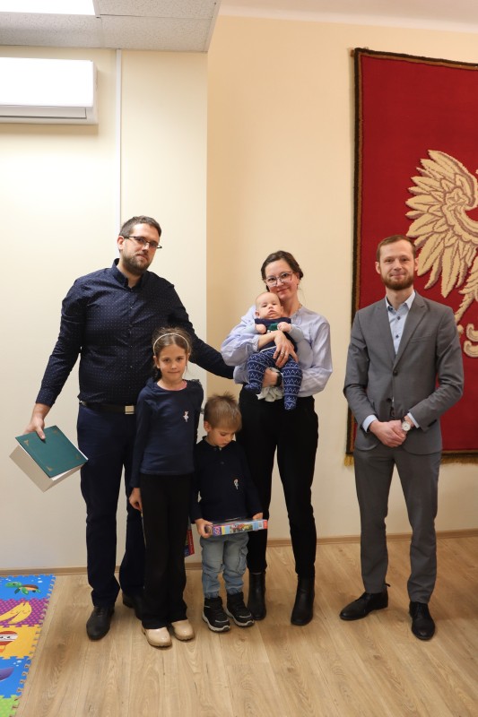 Spotkanie burmistrza miasta z dziećmi urodzonymi w październiku, listopadzie i grudniu 2024 r. Spotkanie w urzędzie stanu cywilnego