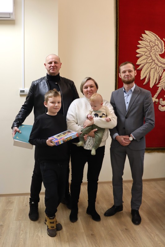 Spotkanie burmistrza miasta z dziećmi urodzonymi w październiku, listopadzie i grudniu 2024 r. Spotkanie w urzędzie stanu cywilnego