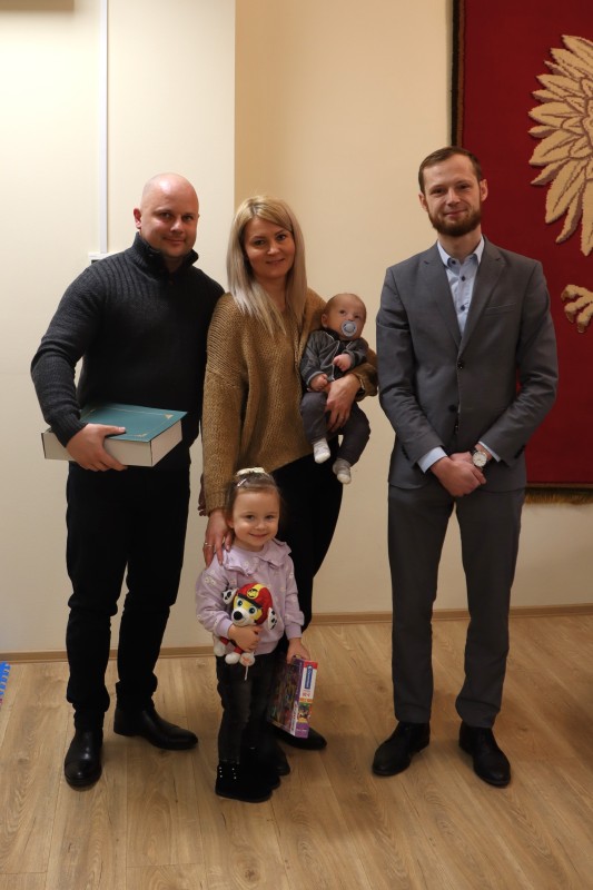 Spotkanie burmistrza miasta z dziećmi urodzonymi w październiku, listopadzie i grudniu 2024 r. Spotkanie w urzędzie stanu cywilnego