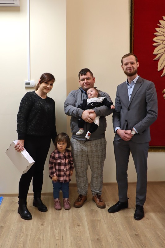 Spotkanie burmistrza miasta z dziećmi urodzonymi w październiku, listopadzie i grudniu 2024 r. Spotkanie w urzędzie stanu cywilnego