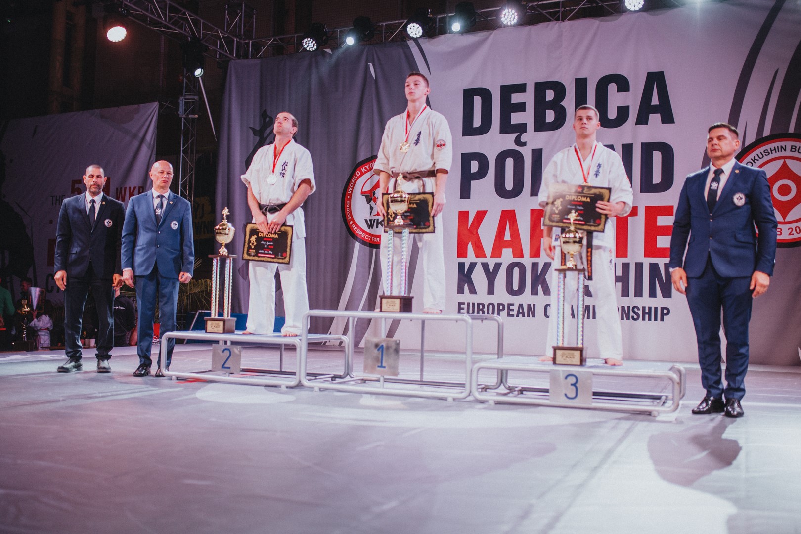 mężczyźni stojący na podium