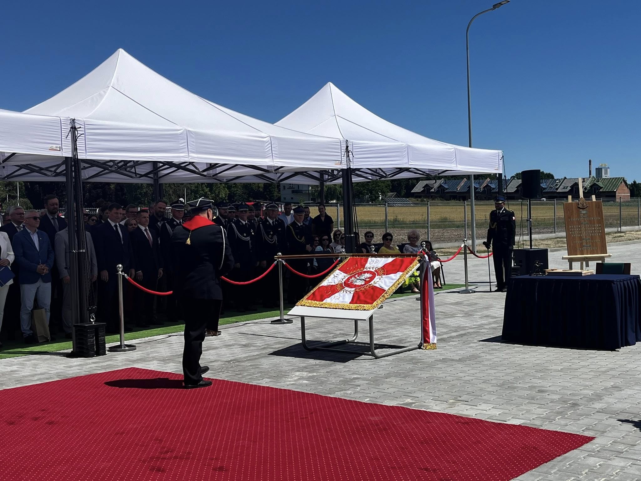 Strażacy na placu przed budynkiem PSP