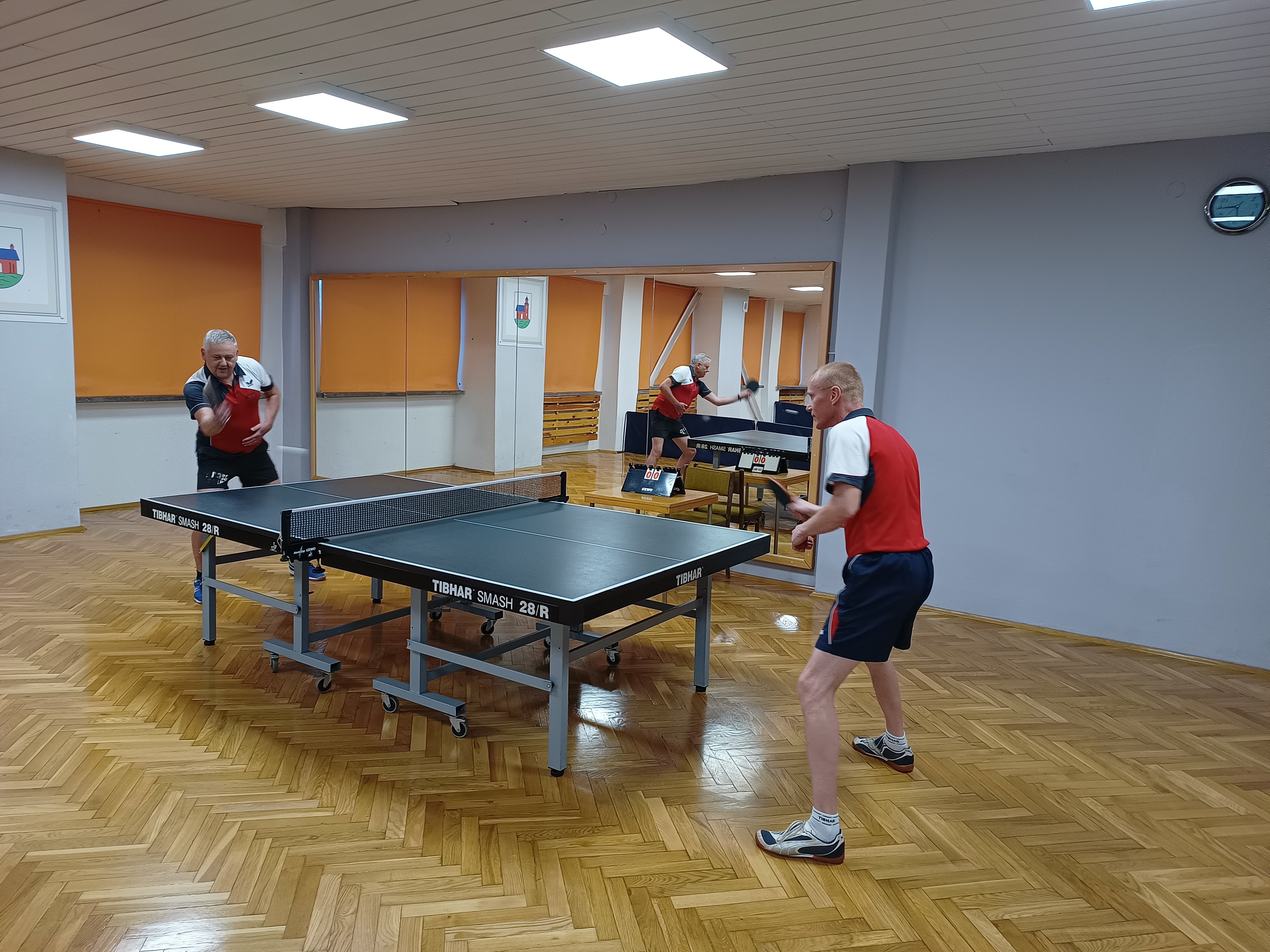 Mężczyźni grający w Tenisa Stołowego