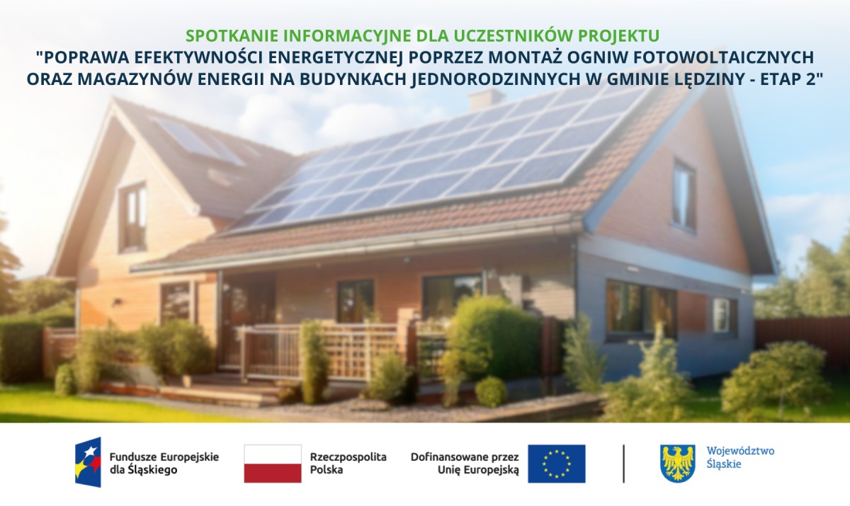 Rozmyte zdjęcie domu jednorodzinnego z panelami fotowoltaicznymi na dachu. Tekst informuje o spotkaniu dla uczestników projektu montażu fotowoltaiki i magazynów energii w Gminie Lędziny - Etap 2. Zawiera logotypy Funduszy Europejskich.