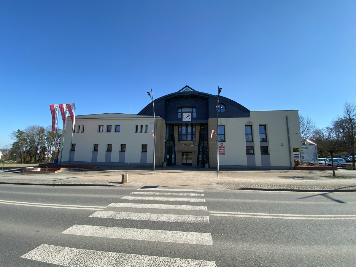 Budynek Urzędu Miasta w Lędzinach - widok od przodu