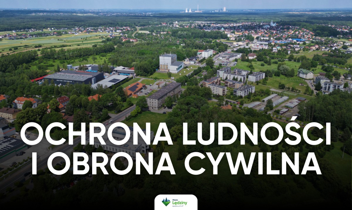 Grafika informacyjna Urzędu Miasta Lędziny dotycząca ochrony ludności i obrony cywilnej. Tło stanowi panorama miasta wykonana z drona.