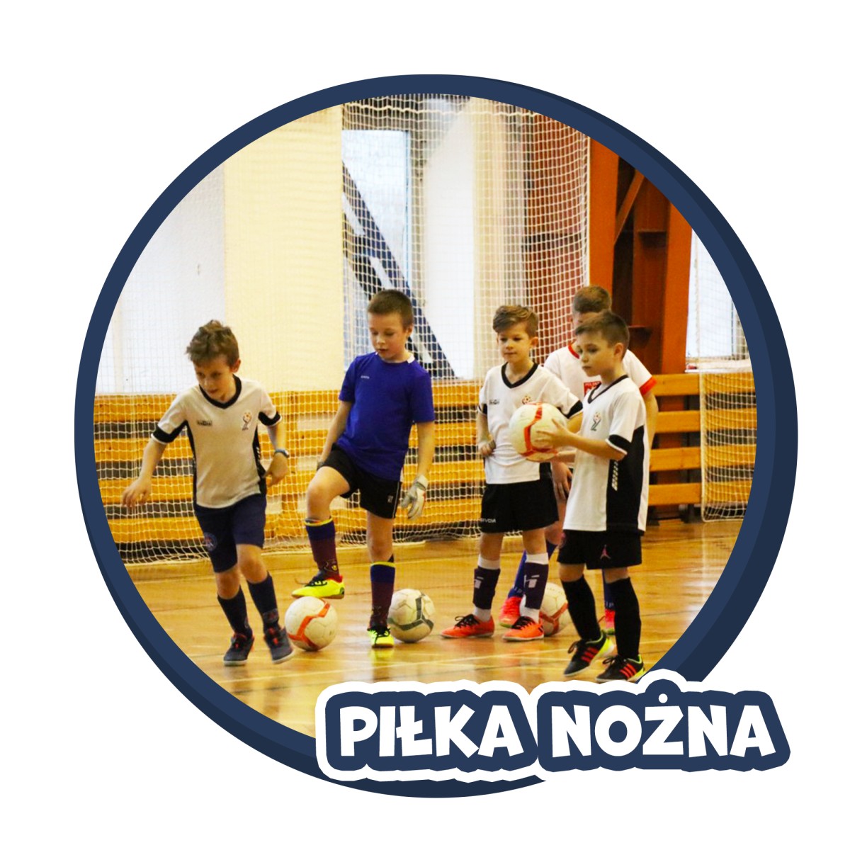 Chłopcy grający w piłkę nożną 