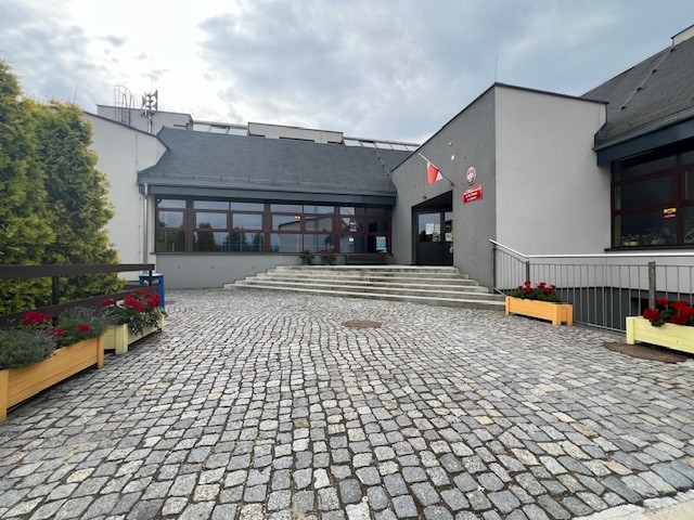 Zdjęcie przedstawiające budynek Szkoły Postawowej nr 4 w Lędzinach