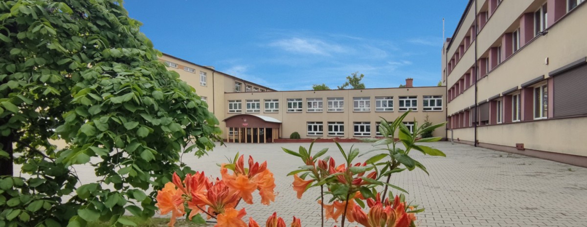 budynek Szkoły Podstawowej z Oddziałami Integracyjnymi Nr 1 w Lędzinach