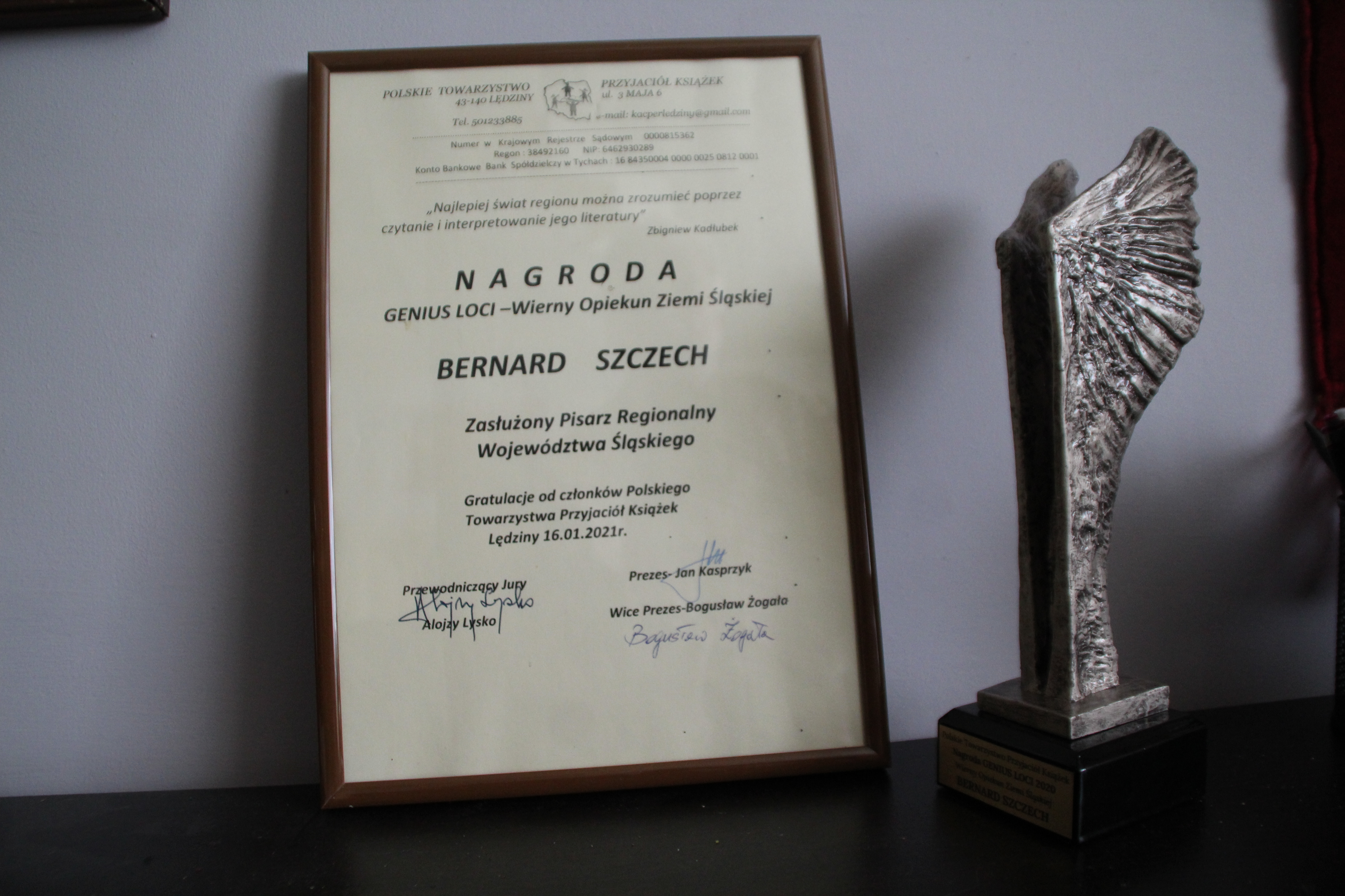 Nagroda w ramce Genius Loci - Wierny Opiekun Ziemii Śląskiej obok niej stoi statuetka