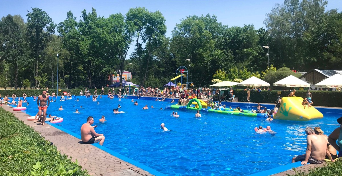 Osoby kąpiące się w basenie na świeżym powietrzu 