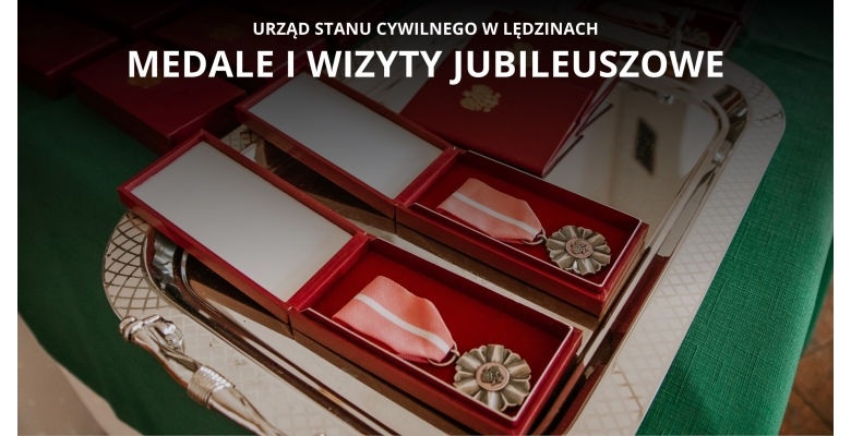 Medale na stole dla jubilatów. Na obrazku biały napis - Urząd Stanu Cywilnego w Lędzinach. Medale i wizyty Jubileuszowe.