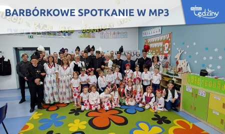 Górnicy wraz z przedszkolakami pozują do zdjęcia podczas występów przedszkolaków