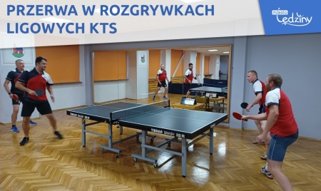 Mężczyźni grający w Tenisa Stołowego