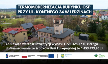 Obrazek na którym widać budynek Straży Pożarnej w Lędzinach. U góry na niebieskiej belce napis Termomodernizacja budynku OSP przy ul. Kontntego 43 w Lędzinach, poniżej ifnroacje nt dofinansowania i logotypy