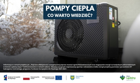Czarna, duża jednostka zewnętrzna pompy ciepła stoi na śniegu przed jednorodzinnym domem lub tarasem. Tytuł na zdjęciu brzmi: 