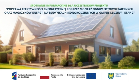 Rozmyte zdjęcie domu jednorodzinnego z panelami fotowoltaicznymi na dachu. Tekst informuje o spotkaniu dla uczestników projektu montażu fotowoltaiki i magazynów energii w Gminie Lędziny - Etap 2. Zawiera logotypy Funduszy Europejskich.